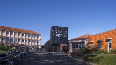 Bâtiment administratif au Lycée Charles Peguy à Gorges