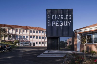 Bâtiment administratif au Lycée Charles Peguy à Gorges