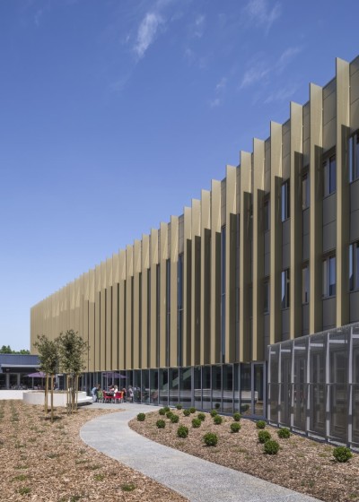 Nouveau siège d'AUB Santé, avec plateforme logistique et pharmacie