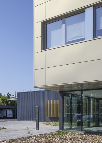 Nouveau siège d'AUB Santé, avec plateforme logistique et pharmacie